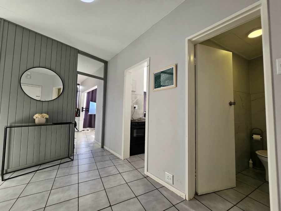 2 Bedroom Property for Sale in Vredehoek Western Cape